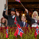 Kronprinsfamilien fulgte med fra Slottsbalkongen. Foto: Lise Åserud, NTB